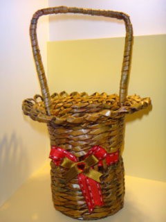 Ref.BK002 - Medium Basket Red-Bronze Bow